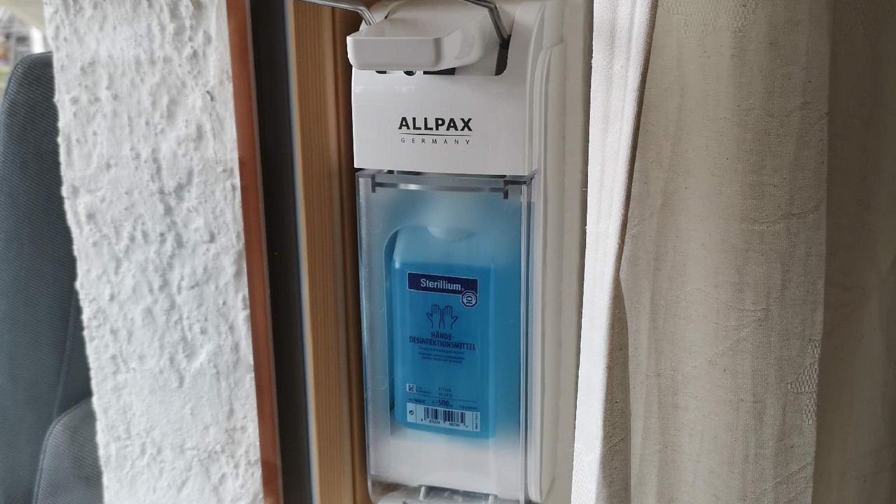 Wohnbereich. Desinfektionsspender am Eingang Wohnbereich. Desinfektionsspender am Eingang